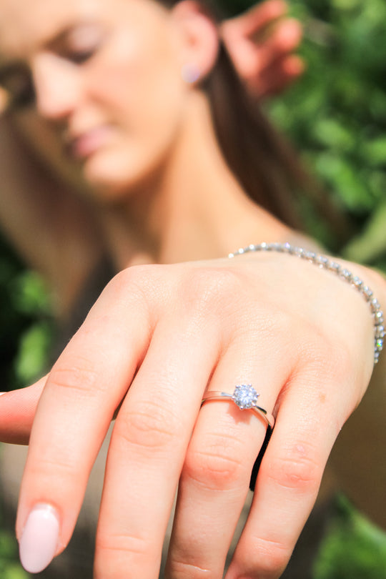 Lab-grown 1.00 carat diamond ring