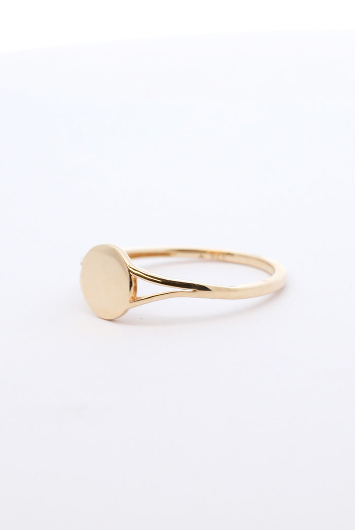 Yellow gold signet ring