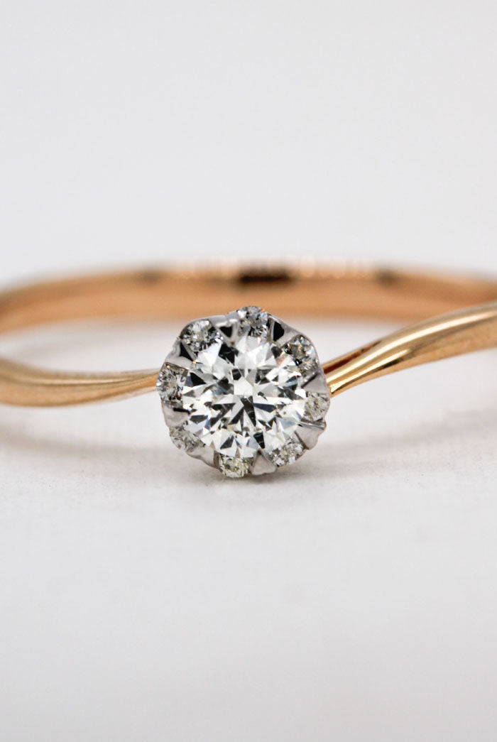 Curved Diamond Cluster Ring